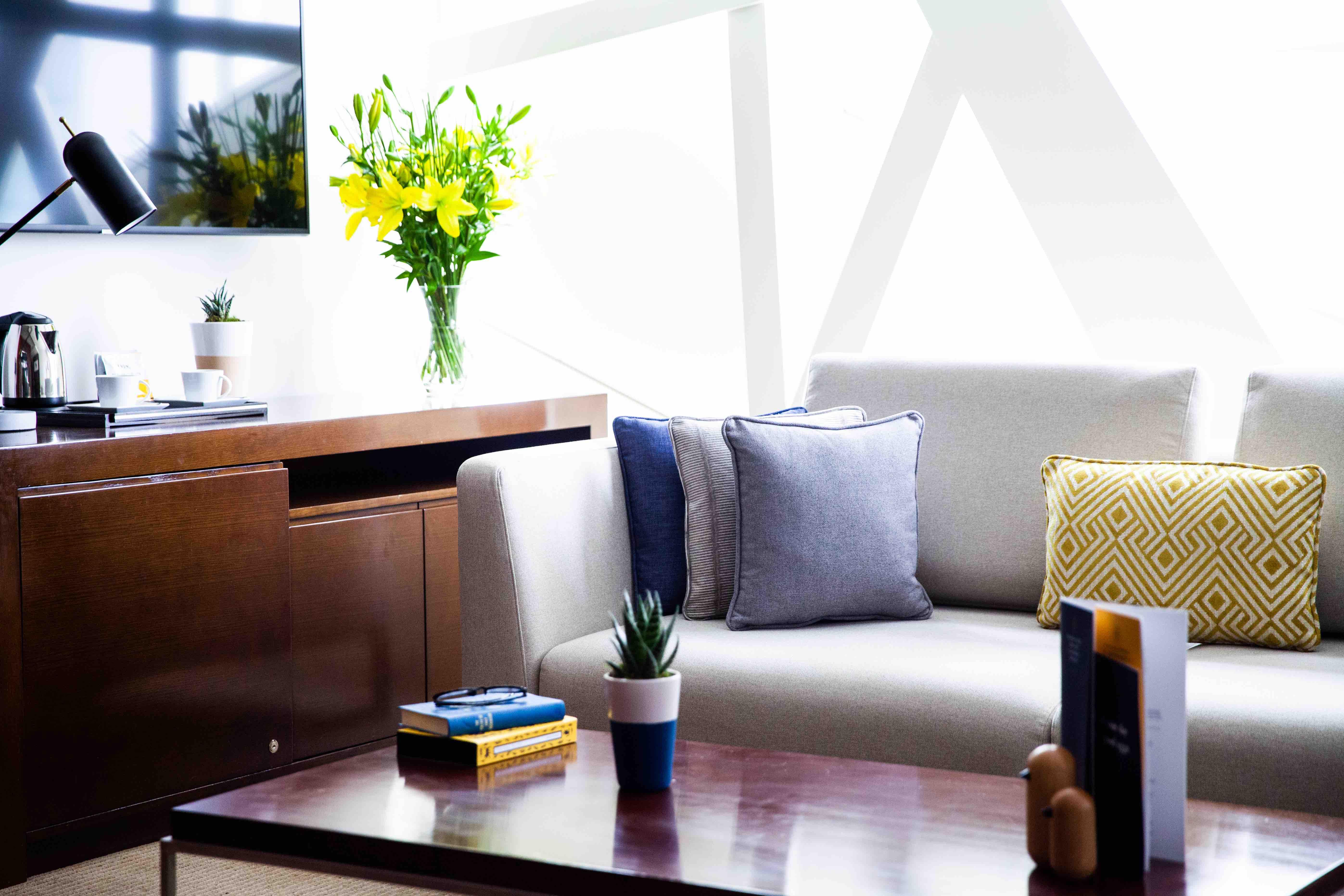 Voco Dubai By Ihg Hotel Bagian luar foto A living room at the residence