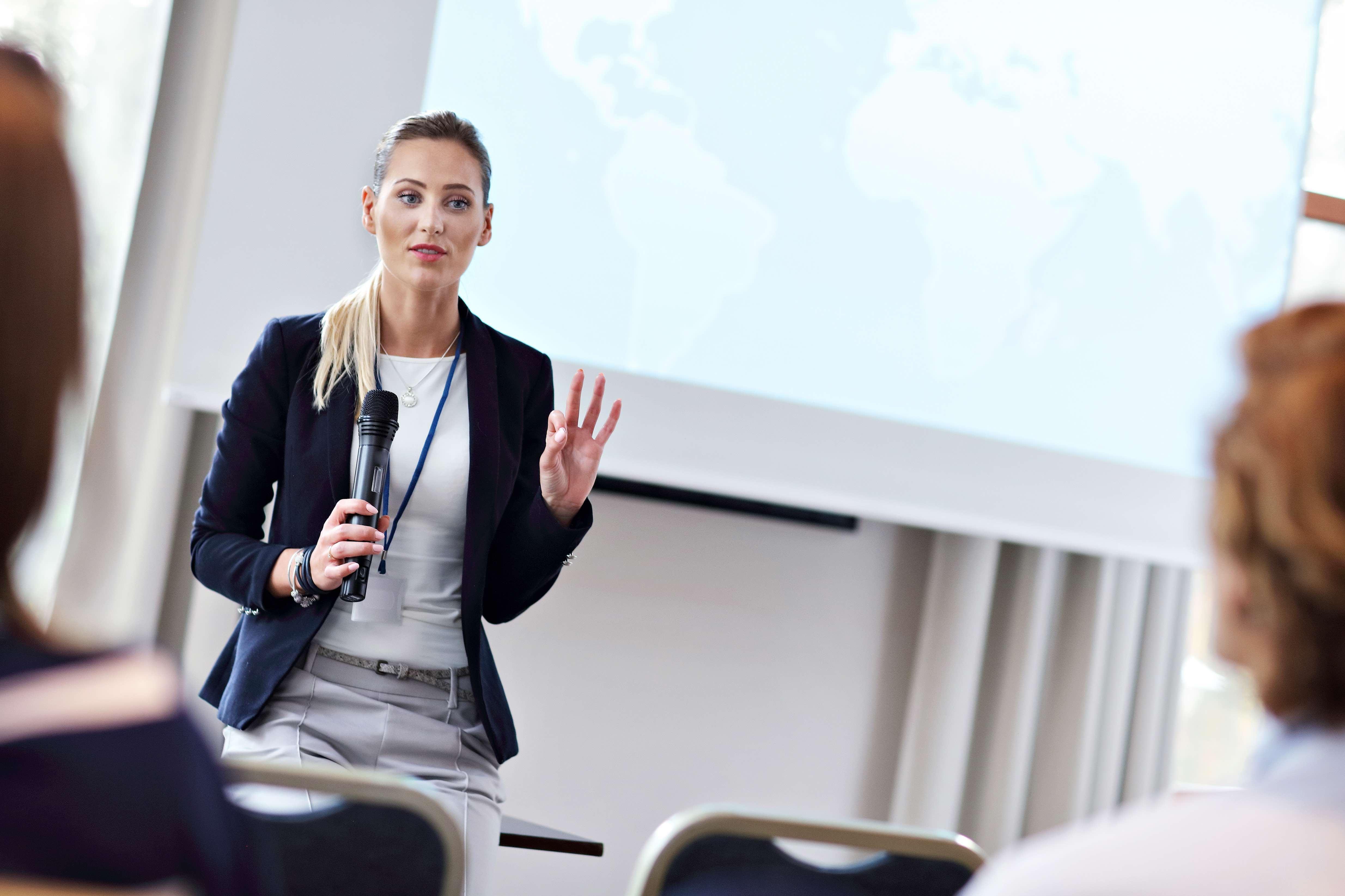 Voco Dubai By Ihg Hotel Bagian luar foto A business woman presenting