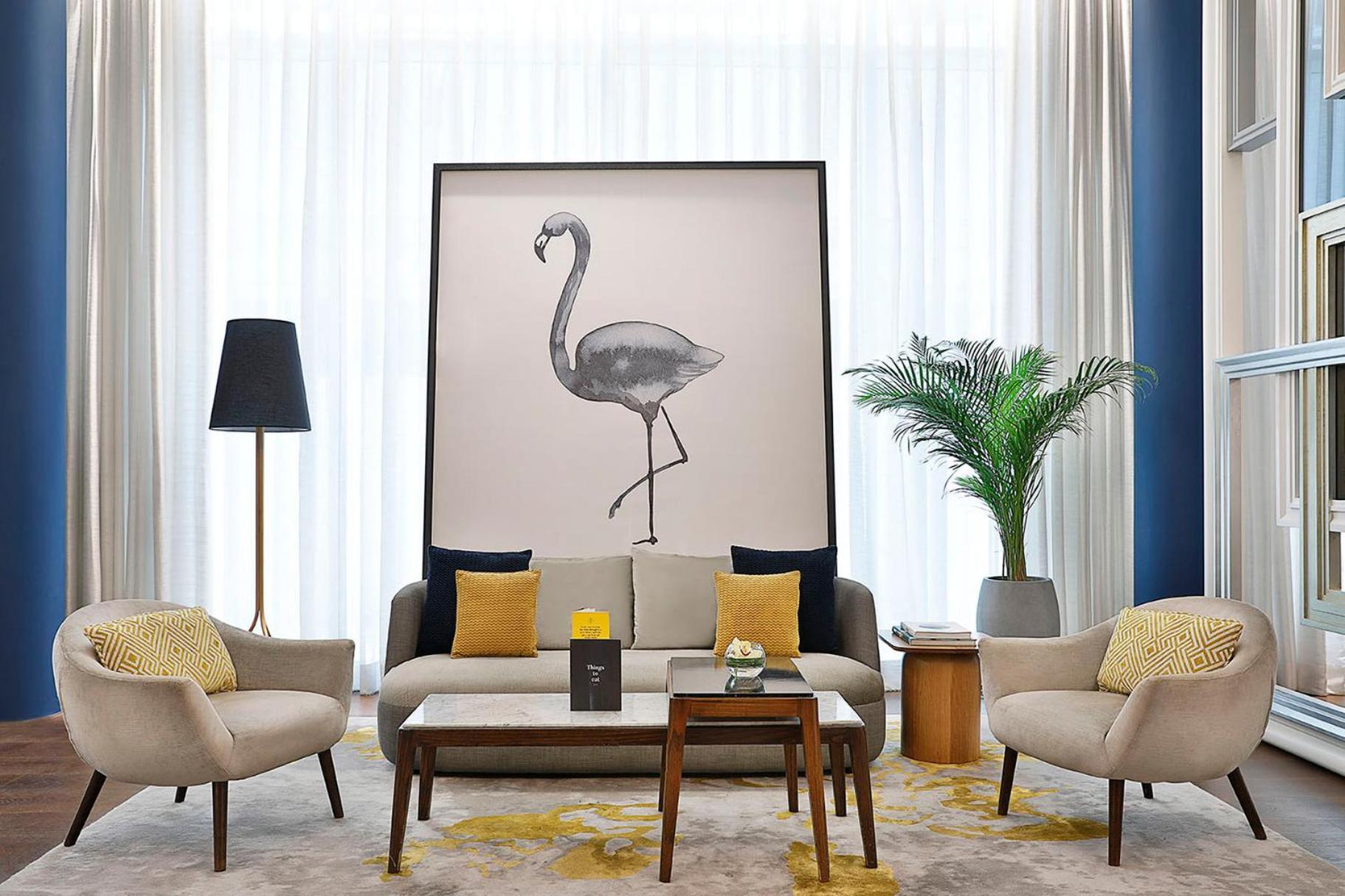 Voco Dubai By Ihg Hotel Bagian luar foto A living room with a large painting