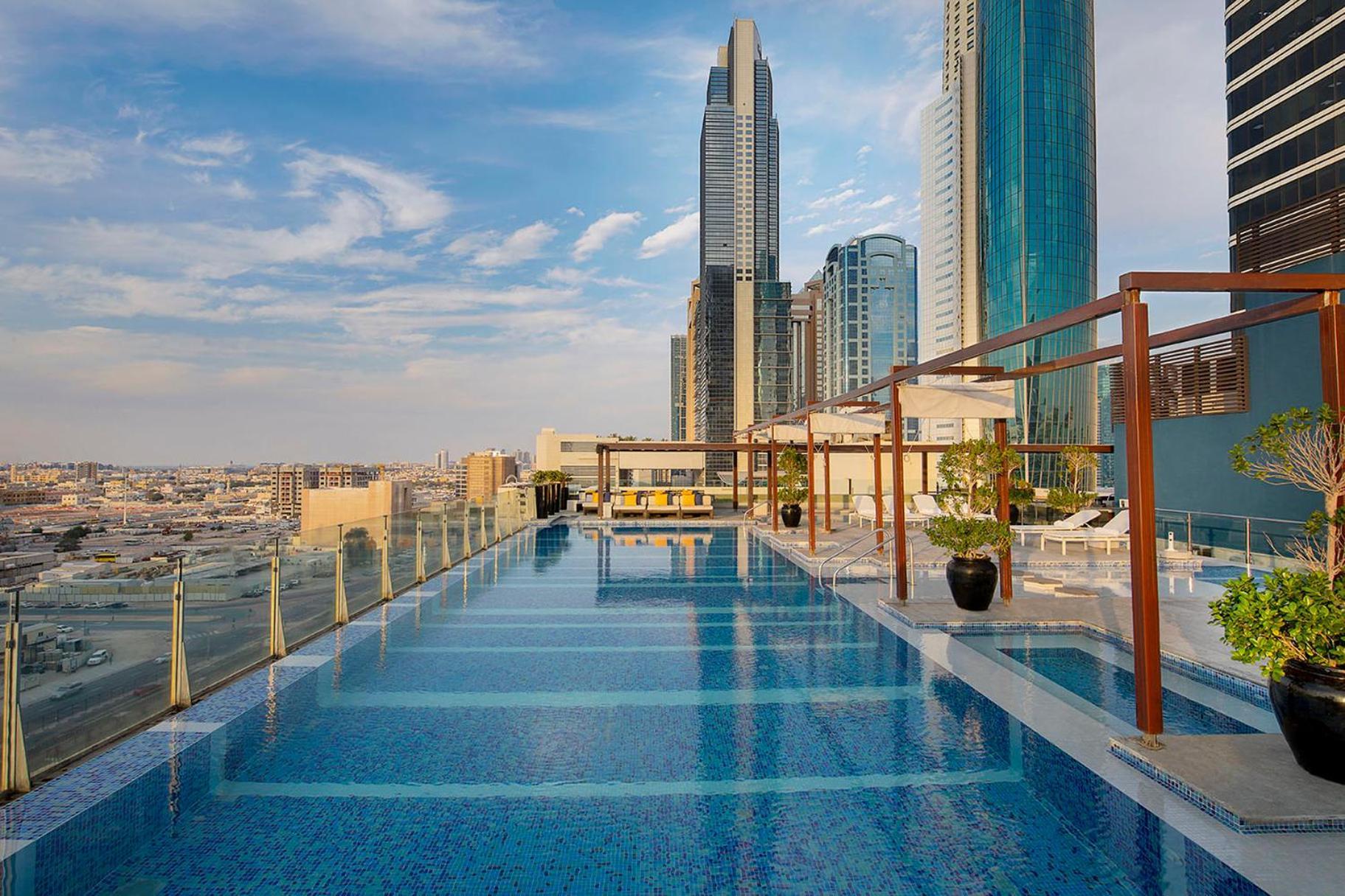 Voco Dubai By Ihg Hotel Bagian luar foto Rooftop pool at the hotel