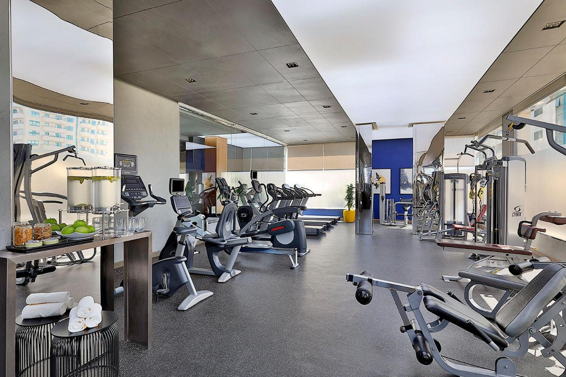 Voco Dubai By Ihg Hotel Bagian luar foto The gym at the hotel