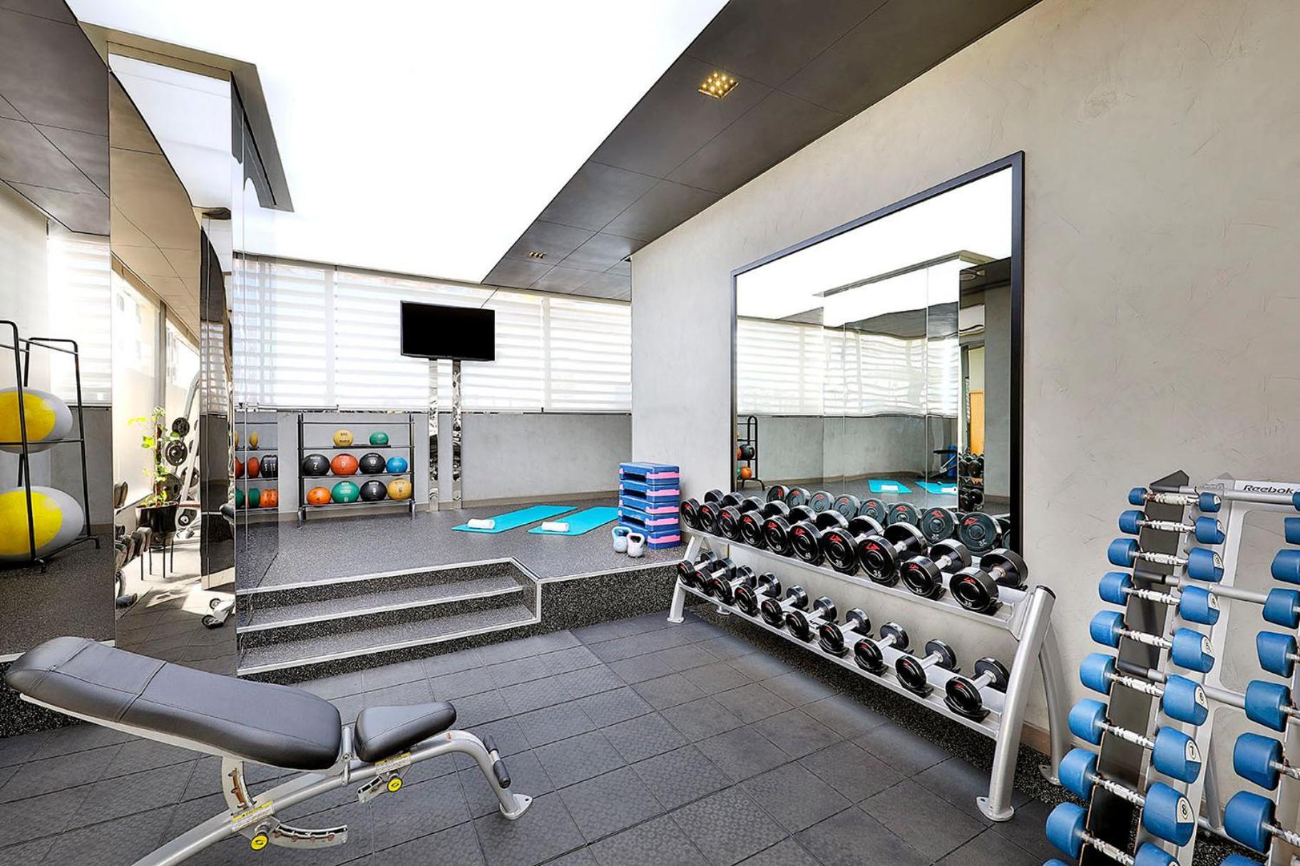 Voco Dubai By Ihg Hotel Bagian luar foto The gym at the hotel