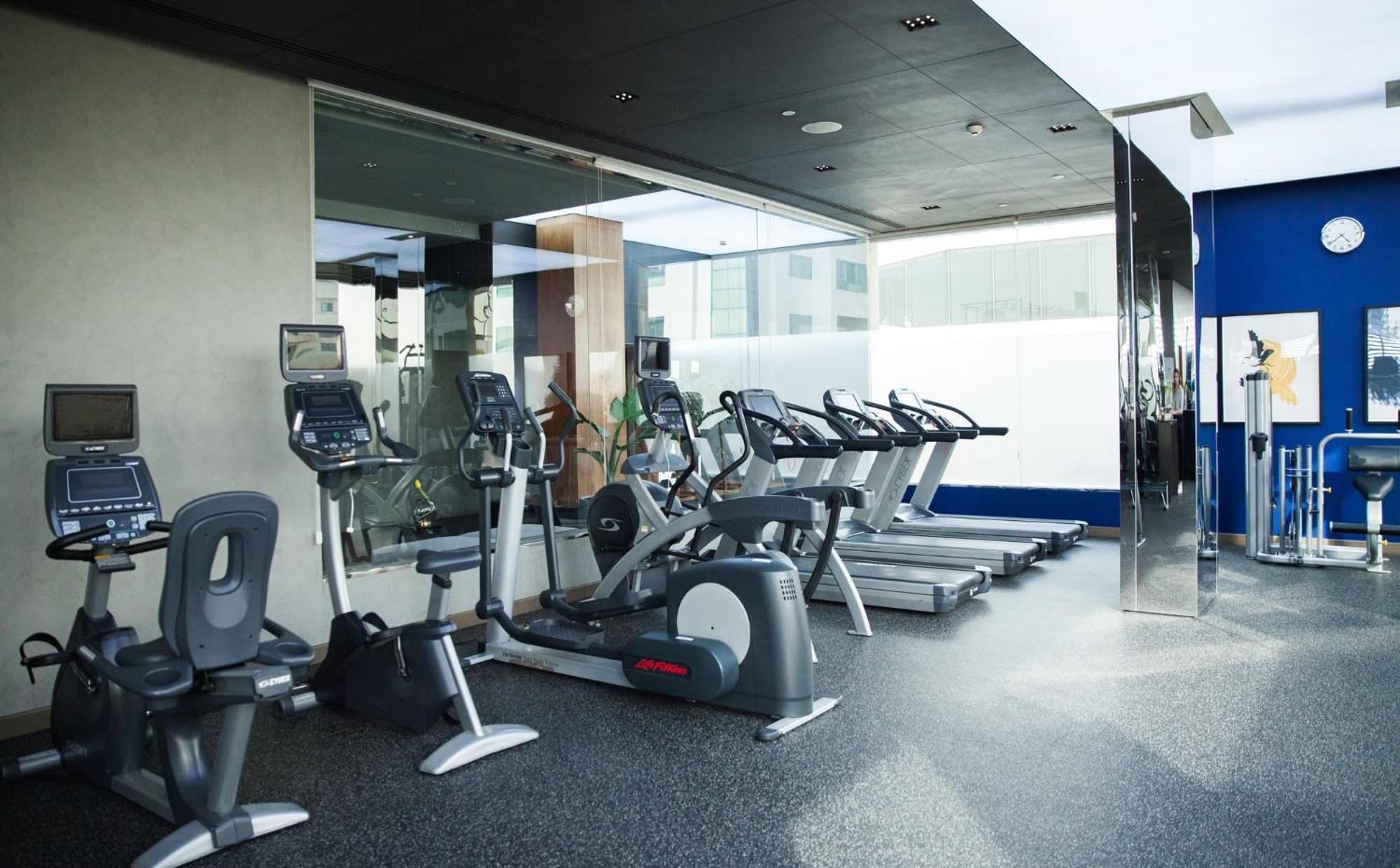 Voco Dubai By Ihg Hotel Bagian luar foto A gym in a hotel